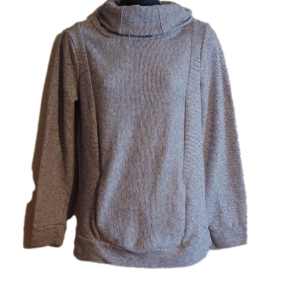 𝅺tommy Hilfiger cowl neck top. Pretty fabric and style. Size medium.